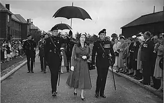 Робин Линдсей (справа) с королевой Великобритании Елизаветой II