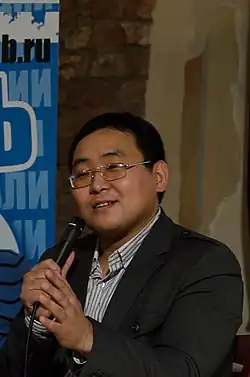 Ролан на показе документального фильма в клубе Frontline.