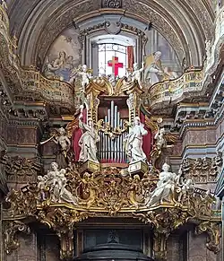 Орган на контрфасаде