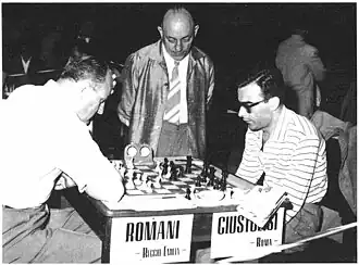 Элио Романи играет белыми против Альберто Джустолизи. 1961 г. Посередине судья Джованни Феррантес