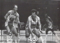 Майкл Сильвестер (слева) пытается остановить Ромео Саккетти (в центре).