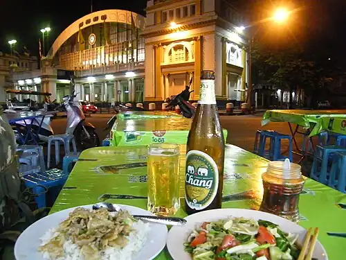 Баночка с прик нам пла на столе уличной закусочной в Бангкоке
