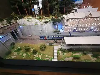 Въезд поезда с сотрудниками в тоннель в горе