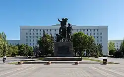 Памятник красноармейцам и здание Администрации Ростовской области