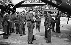 Перси Чарльз Пикард сопровождает Арчибальда Синклера, 4-го виконта Сёрсо на визите на авиабазу