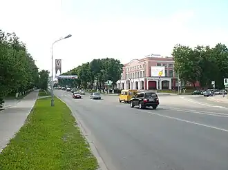 Здание старого универмага на Розваже. Вид от моста.