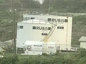 Резервуары с авиационным горючим в аэропорту на Сент-Винсенте