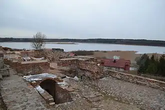 Фундамент разрушенного епископского дворца