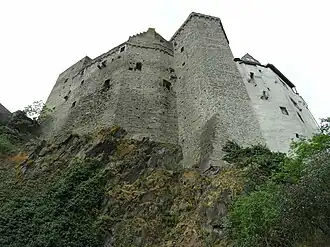 Стены и башни замка снизу