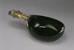 Дореволюционный русский нефритовый ковш начала XX века.