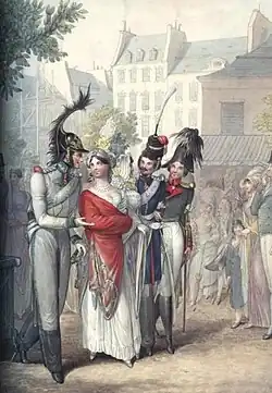 Русские офицеры,  в том числе казак, прогуливаются с парижанками.