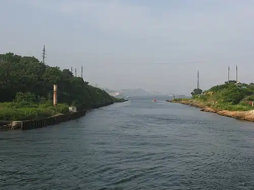 Канал Елены, остров Елены слева, справа полуостров Сапёрный