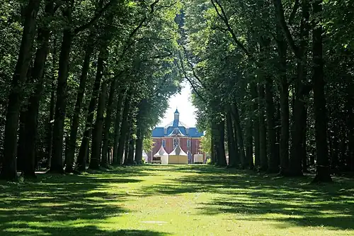 Вид павильона из глубины парка