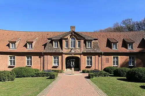 Здание бывших конюшен