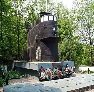 Рубка С-178 на братской могиле членов экипажа, 2015 год