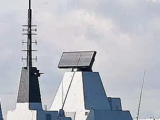 РЛС S1850M (в центре) на эсминце D32 «Дэринг»