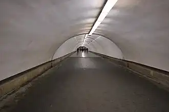 Во время укладки гранитного покрытия пола