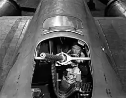 Хвостовой стрелок верхней полусферы с 12,7-мм пулемётом Browning AN/M2 на бомбардировщике Boeing B-17; 1943 год.