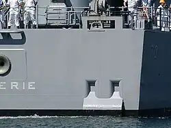 Лацпорты AN/SLQ-25 на крейсере CG-70 «Озеро Эри» (справа внизу)