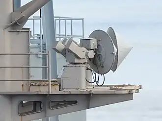 Антенна радара AN/SPN-46 в кормовой части надстройки авианосца CVN-76 «Рональд Рейган»