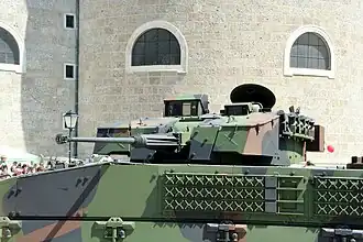 Башня БМП «Улан» с 30-мм пушкой. По верхнему борту бронекорпуса - десантное отделение, установлены навесные панели конструктивной брони, только на БМП «Улан».