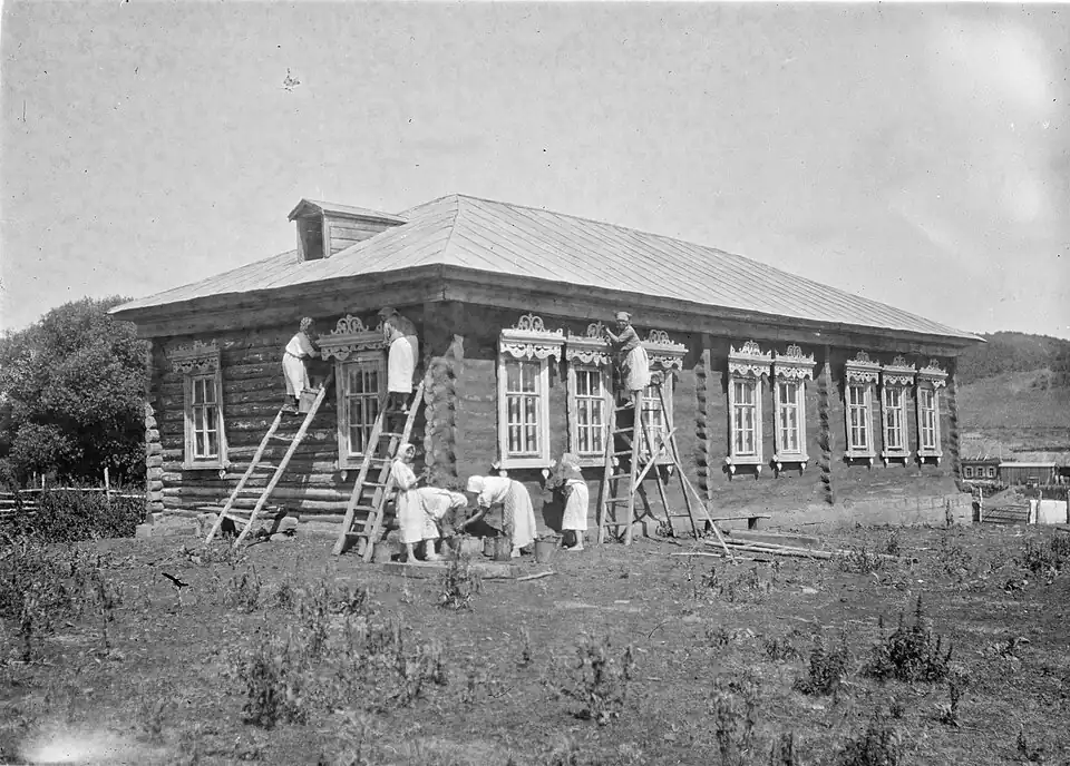 Штукатурят школу. Место: Середневка (ныне Трифоновка), Бугурусланский район.