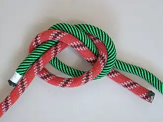 Встречный узел до затягивания и ещё без обязательных контрольных узлов ходовыми концами верёвок на коренных по обеим сторонам узла