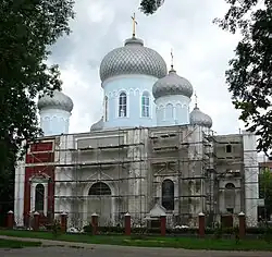 Перекраска храма из красного в светло-голубой в 2008 году.