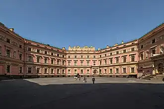 Большой двор замка