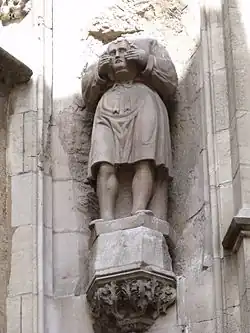 Статуя святого Митрия