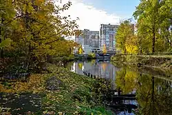 Осенний вид на реку Смоленку в среднем течении со Смоленского православного кладбища в 2019 году