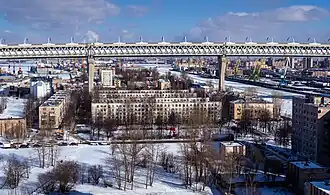 Вид на эстакаду Западного скоростного диаметра над жилой застройкой Канонерского острова