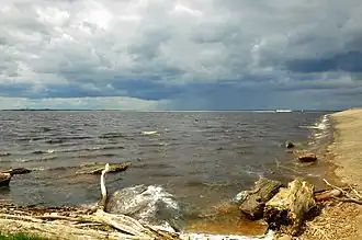 Вид в сторону Рижской ГЭС с северного побережья водохранилища около Саласпилса
