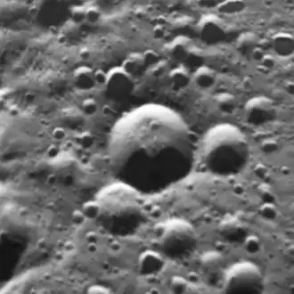 Кратер Самад — в центре. Фрагмент мозаики снимков «Вояджера-2» и «Кассини».