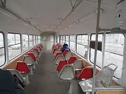 Салон двухдверного вагона Tatra T3SU компоновки 1+2 с боковым сиденьем для кондуктора на возвышении вместо 12 ряда справа, вид вперёд