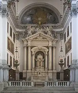 Пресбитерий и главный алтарь