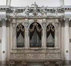 Орган церкви