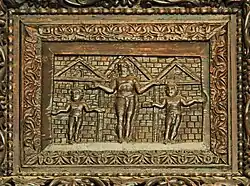 Панель «Распятие с двумя разбойниками». 430—432. Дерево. Двери церкви Санта-Сабина, Рим