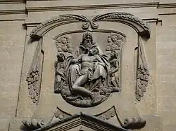 Горельеф над входом. Святая Троица. 1594. Скульпторы Г. Б. Каччини и П. Бернини