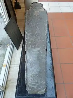 Свинцовый саркофаг Юдифь Бретонской, изготовленный в XI веке и найденный в XIX веке в фундаменте церкви аббатства Нотр-Дам в Бернэ. Скелет в саркофаге принадлежал знатной женщине маленького роста с врожденной деформацией бедра. Деформации такого рода были распространены среди женщин Бретани, иногда, но не всегда, они приводили к невозможности нормальных родов.