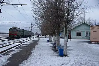 Поезд на станции до реконструкции. Деревянный вокзал «Савёлово» (2008)