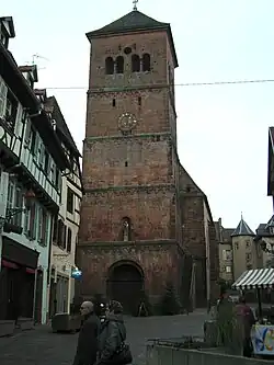 Романская западная башня собора Нотр-Дам