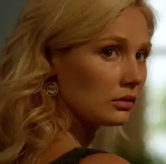 Клер Боуэн  в роли Скарлетт О’Коннор