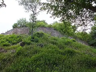 Остатки стен на южной стороне холма Бургберг