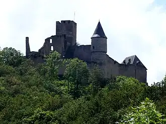 Вид замка снизу