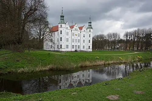 Центральный фасад комплекса осенью