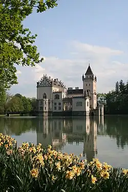 Вид замка летом