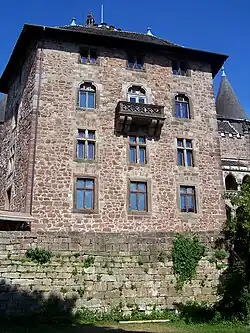 Вид одного из жилых зданий замка