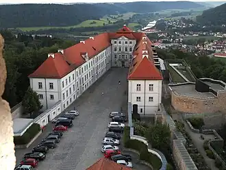 Вид внутреннего двора из южной высокой башни