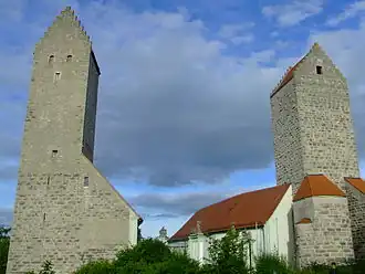 Две старые каменные башни с западной стороны комплекса